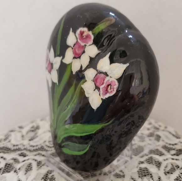 Hand painted white Daffodils on black stone - Picture 4 of 7